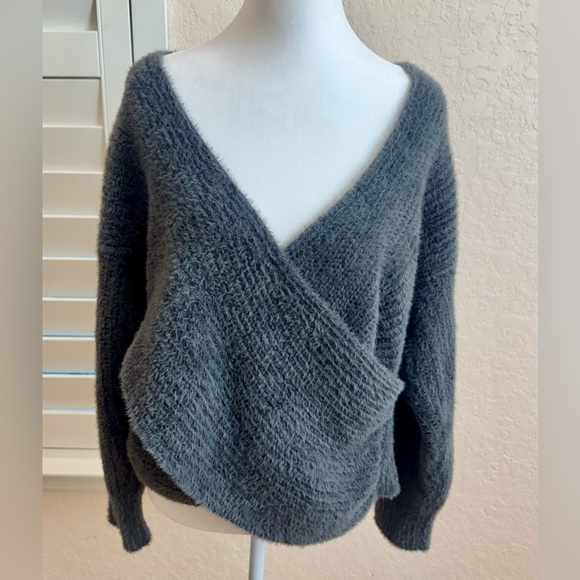 Urban Outfitters Women’s Large Charcoal V-Neck Long Sleeve Sweater Like New - Picture 1 of 9